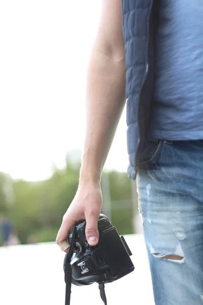 Mladý kluk turistické fotograf drží kameru v ruce — Stock fotografie