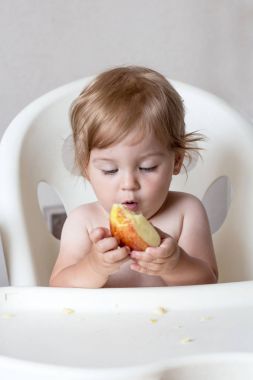 Bir küçük, genç çocuk bir sulu elma yiyor