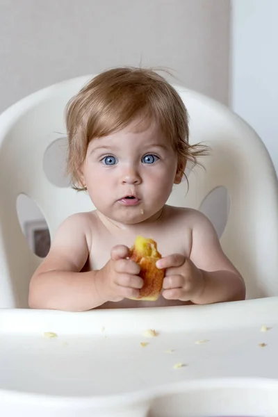 Маленька дитина їсть соковите яблуко — стокове фото