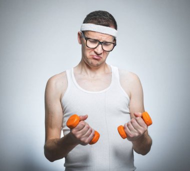Yüz ifadesi inek dumbbells ile