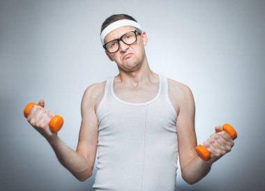 Yüz ifadesi inek dumbbells ile