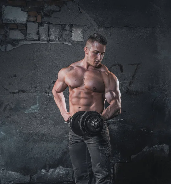 Bodybuilder mit Gewicht — Stockfoto