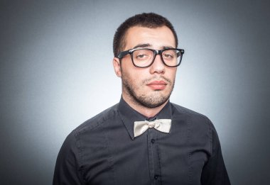 Yakın çekim adam gözlük ile