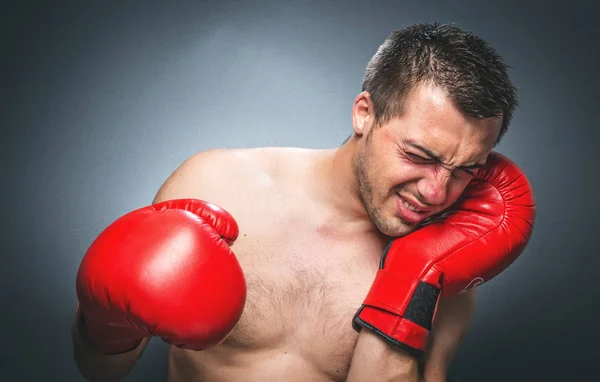 Boxeador golpeado llorando — Foto de Stock