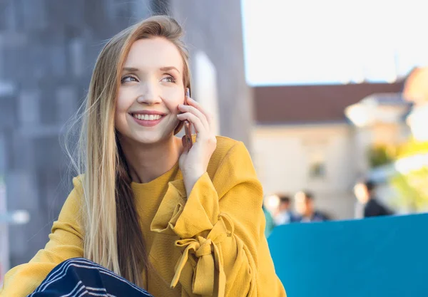 Šťastná mladá žena na smartphone — Stock fotografie