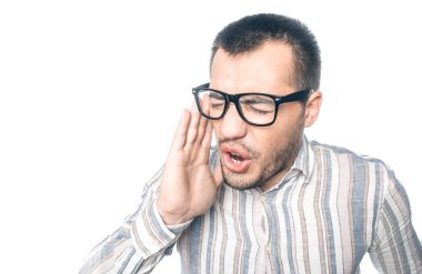 genç adam bağırıyor