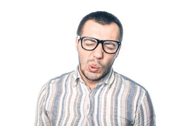 Adam kendi yüz yüz buruşturma ile