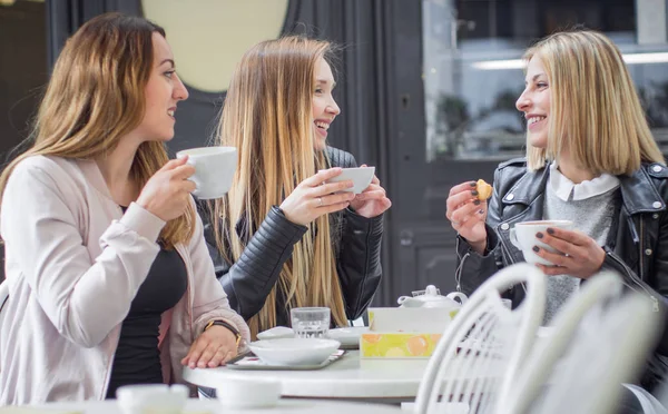 Girl friends drinking coffee — Stock Photo, Image