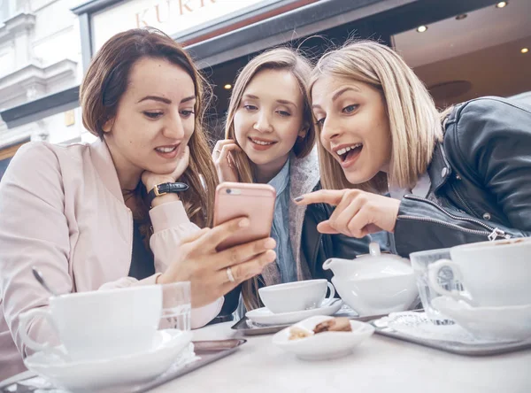 Girl friends with smartphone — Stock Photo, Image