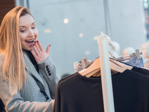 Cerca de la mujer feliz en una compra — Foto de Stock