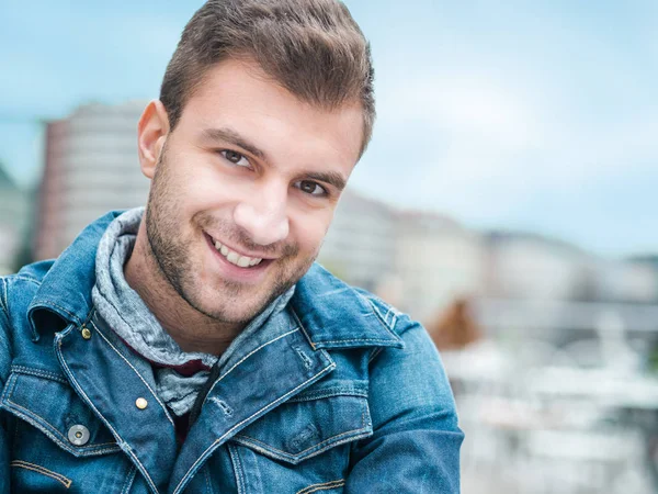 Primo piano di un giovanotto che sorride. Persona maschile che ride — Foto Stock