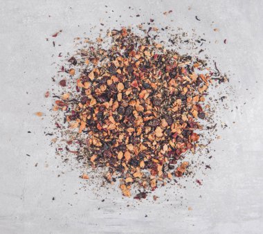 Gri masada meyve çayı ve kurutulmuş çiçekler yığını. Yığın hatası