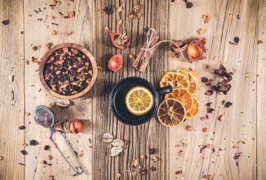 Tarçınlı meyve çayı ve fincanda kurutulmuş portakal - tahtada çay fincanı