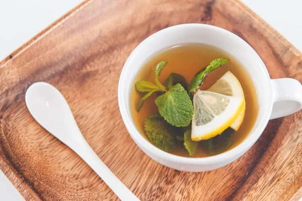 Teetasse Minzblätter mit frischen Zitronenscheiben — Stockfoto