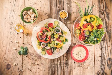 Üst manzara tavuk ve sebzelerle sarılmış lezzetli tortillalar - salata