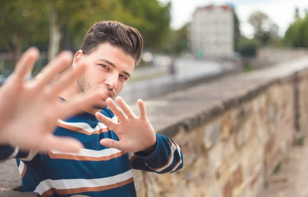 Junger schöner Mann zeigt ihre Handflächen - Hände, selektiver Fokus — Stockfoto