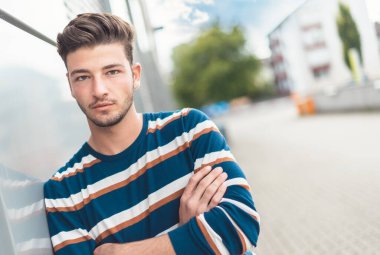 Modern saç stili, orta boylu, genç ve güzel bir adam. 