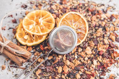 Kurumuş çiçeklerden oluşan meyve çayı tarçınlı yaprak ve böğürtlen, kuru