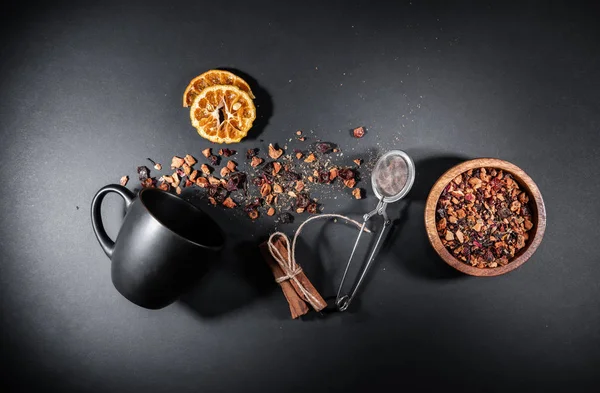 A teakészítés fogalma. Teáscsésze, szárított virágszirmok és száraz berr — Stock Fotó