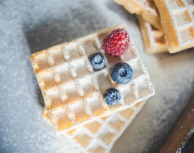 Lezzetli kek Ahududu ve yaban mersini