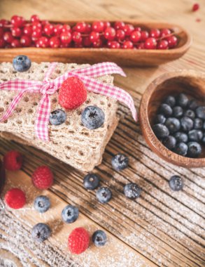 Hamur işi aperatifler ahşap masada servis edilen yaban mersinli tost ile reçel.