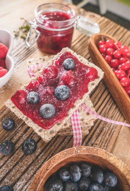 Lezzetli ve tatlı kahvaltı yaban mersinli ve tostlu