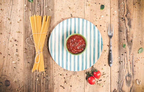 Rohe Spaghetti auf Holztisch. Draufsicht auf getrocknete Nudeln — Stockfoto