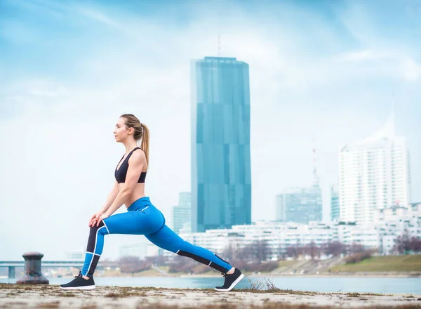 Fitness mladá žena strečink, venku — Stock fotografie