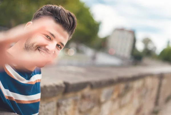 Jovem homem feliz gesticulando paz, emoção positiva no rosto expressão sorriso — Fotografia de Stock