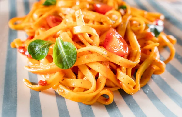 Pasta with tomato sauce and basil. Delicious tagliatelle. Italia — 스톡 사진