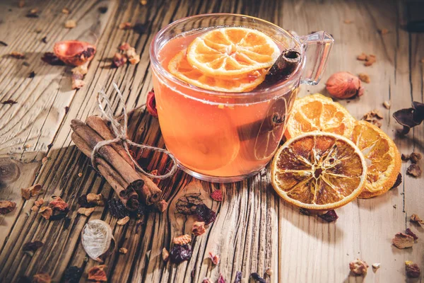 Früchtetee im Glas mit Zimt, getrockneten Orangen und Beeren — Stockfoto