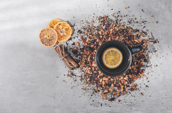 Tè di frutta con cannella e arancia secca in una tazza - tazzina da tè su gr — Foto Stock