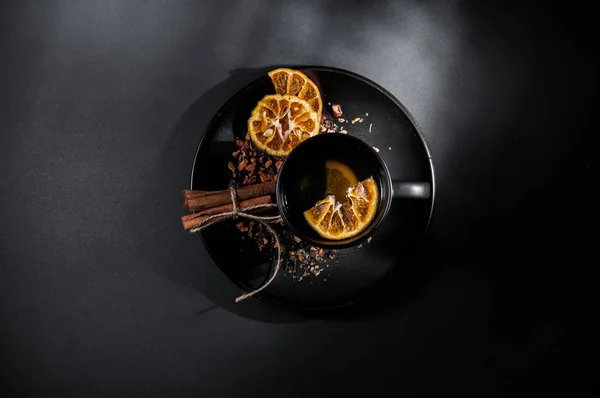 Topview di tazza di tè alla frutta con cannella e arancia secca in — Foto Stock