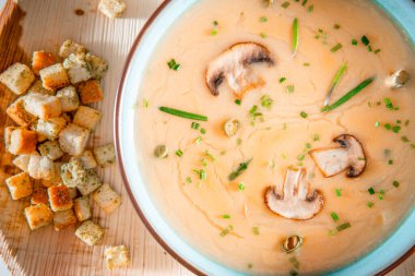 Mantar kremalı çorbayı kapat. Sağlıklı yemek ya da şampiyonlarla öğle yemeği servis ettim. Üst görünüm