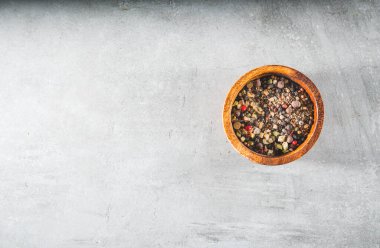 Baharatlar kasede. Yemek pişirmek için karışık veya çeşitli kurutulmuş tahıllar. Mutfak. Uzayı metin için kopyala. Üst görünüm