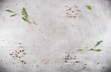 Boş gri taşlı masa. Yemek daveti. Servis yapmaya ve taze yemek pişirmeye hazır. Boşluğu kopyala. Üst görünüm - yüksek genel giderler