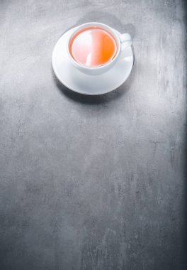 Beyaz arka planda izole edilmiş bir fincan çay. Üst manzara, yukarıda. Reklamınız ya da mesajınız için boş bir alan. Kopyalama alanı