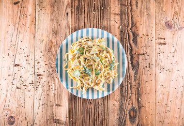 Ekşi limonlu makarna ve tahta tahtalarda otlar. Üst yaşam