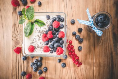 Böğürtlen ve chia tohumlu yoğurt. Sağlıklı yemek. Üst görünüm