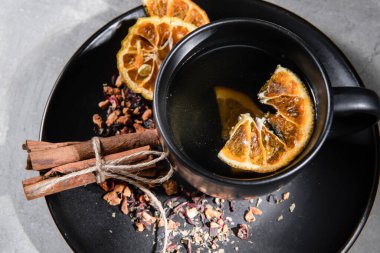 Tarçınlı meyve çayı ve fincanda kurutulmuş portakal. Çay fincanı.