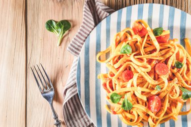 Makarnayı domates sosuyla kapat. Üst manzara leziz tagliatelle