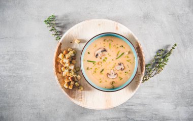 Mutfak masasında mantar kremalı çorba. Sağlıklı yemek ya da şampiyonlarla öğle yemeği servis ettim. Üst görünüm