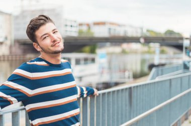 Şehirde huzur içinde yaşayan genç bir adam. Kaygısız adamın belini kaldır.