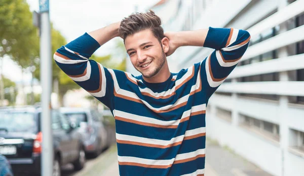 Lächelnder Schöner Junger Mann Mit Moderner Frisur Und Gesichtsausdruck Der — Stockfoto