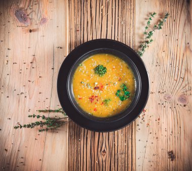 Tahta masada sebzeli patates çorbası. Sağlıklı yemek ya da öğle yemeği servis ettim. Üst görünüm