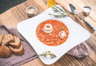 Ahşap masada porsiyon fasulye çorbası. Meksika yemeği - Chili Mea
