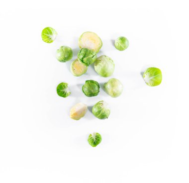 Brüksel lahanaları beyaz arka planda, üst manzarada izole edilmiş. Çiğ ve sağlıklı vejetaryen yemekleri.