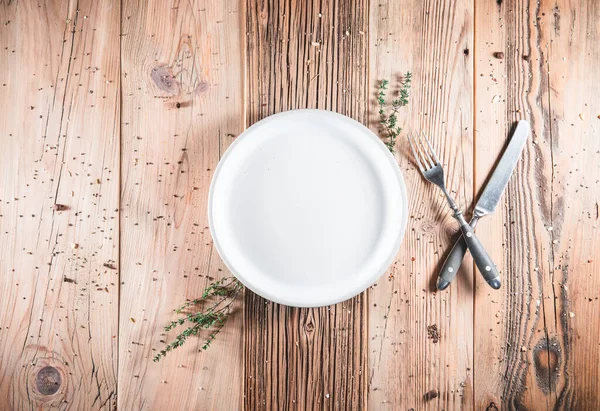 Λευκό Καθαρό Λευκό Πιάτο Πιάτα Στο Ξύλινο Τραπέζι Πρόσκληση Φαγητού — Φωτογραφία Αρχείου