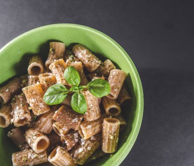 Süt soslu makarna. İtalyan mutfağı, gri ve koyu renkli. Üst görünüm. Kapat.