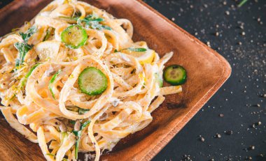 Ekşi kremalı ve otlu makarna. Tagliatelle, spagetti. Lezzetli yemek. Vejetaryen yemeği.